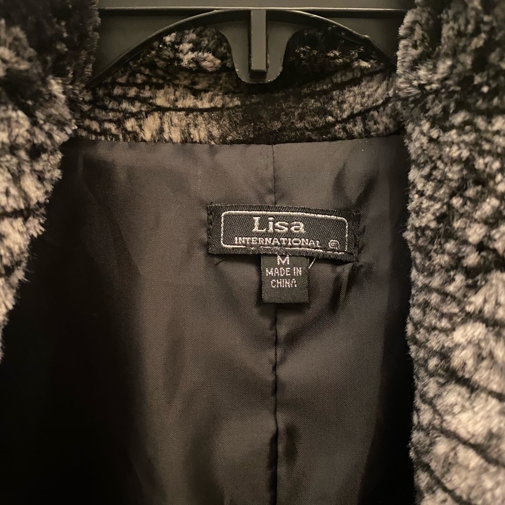 Faux fur vest size medium - Picture 2 of 3